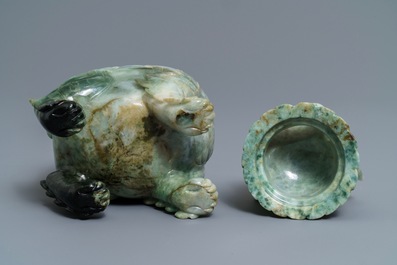Un br&ucirc;le-parfum en jad&eacute;ite en forme de luduan, Chine, 19&egrave;me