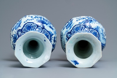 Een paar grote blauwwitte Delftse vazen met chinoiserie decor, eind 17e eeuw