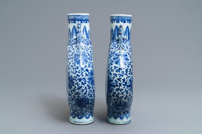 Une paire de vases de forme gourde 'moonflask' en porcelaine de Chine bleu et blanc, 19&egrave;me