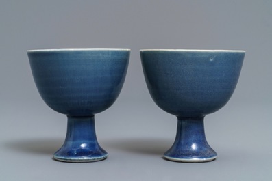 Een paar Chinese monochrome blauwe Hatcher Cargo stem cups, Transitie periode