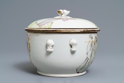 A square Chinese qianjiang cai vase and a tureen and cover, 19/20th C.