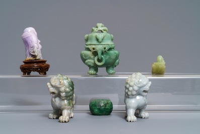 Een gevarieerde collectie Chinese sculptuur in jade en jade&iuml;et, 19/20e eeuw