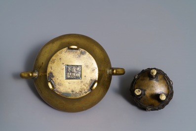 Twee Chinese driepotige bronzen wierookbranders, 17/18e eeuw