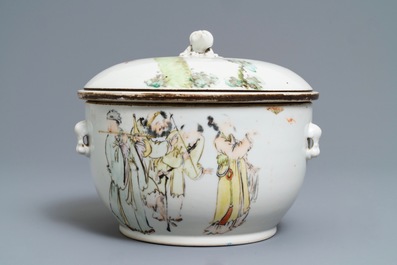 A square Chinese qianjiang cai vase and a tureen and cover, 19/20th C.