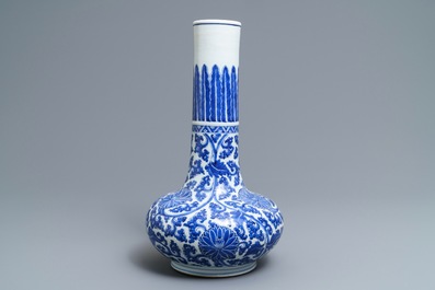 Een blauwwitte Chinese flesvormige vaas met decor van lotusslingers, Kangxi