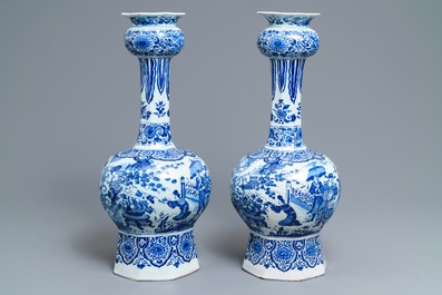 Een paar grote blauwwitte Delftse vazen met chinoiserie decor, eind 17e eeuw