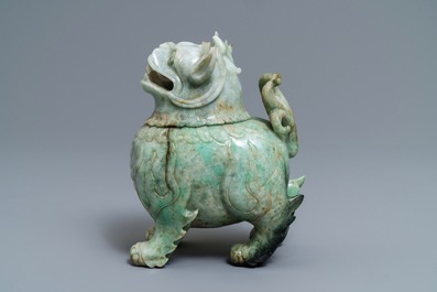 Un br&ucirc;le-parfum en jad&eacute;ite en forme de luduan, Chine, 19&egrave;me