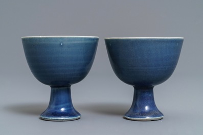 Een paar Chinese monochrome blauwe Hatcher Cargo stem cups, Transitie periode