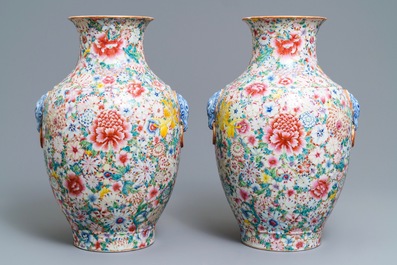Een paar Chinese famille rose 'millefleurs' vazen, Qianlong merk, Republiek, 20e eeuw