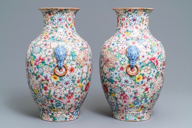 Een paar Chinese famille rose 'millefleurs' vazen, Qianlong merk, Republiek, 20e eeuw
