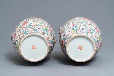 Een paar Chinese famille rose 'millefleurs' vazen, Qianlong merk, Republiek, 20e eeuw