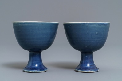Een paar Chinese monochrome blauwe Hatcher Cargo stem cups, Transitie periode