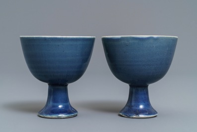 Een paar Chinese monochrome blauwe Hatcher Cargo stem cups, Transitie periode