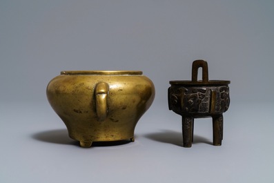 Twee Chinese driepotige bronzen wierookbranders, 17/18e eeuw