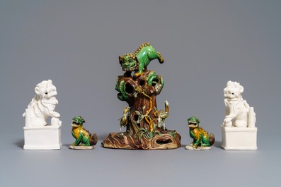 Een collectie verte biscuit en blanc de Chine figuren van boeddhistische leeuwen, Kangxi