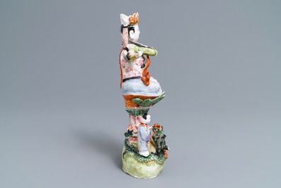 Een Chinese famille rose figuur van de tienarmige Avalokitesvara, Republiek, 20e eeuw