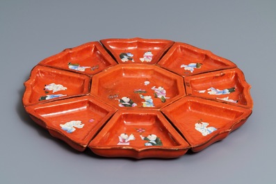 Een Chinees famille rose hors d'oeuvre stel met koraalrode fondkleur, Qianlong merk, 19/20e eeuw