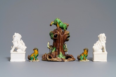 Een collectie verte biscuit en blanc de Chine figuren van boeddhistische leeuwen, Kangxi