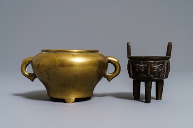 Twee Chinese driepotige bronzen wierookbranders, 17/18e eeuw