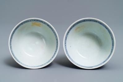 Een paar Chinese monochrome blauwe Hatcher Cargo stem cups, Transitie periode