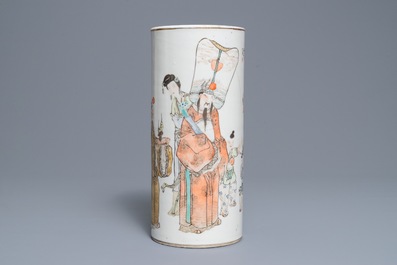 A Chinese qianjiang cai vase and a round hat stand, 19/20th C.