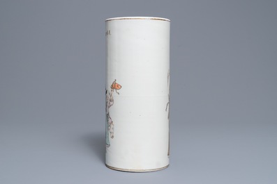 A Chinese qianjiang cai vase and a round hat stand, 19/20th C.