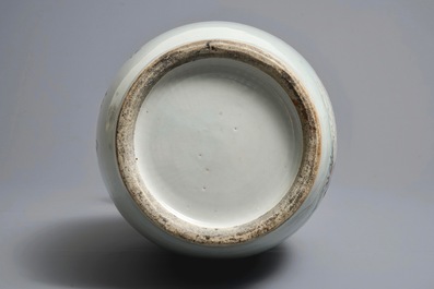 A Chinese qianjiang cai vase and a round hat stand, 19/20th C.