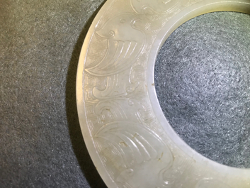 Un disque bi en jade c&eacute;ladon p&acirc;le, Ming ou avant