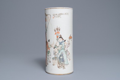 A Chinese qianjiang cai vase and a round hat stand, 19/20th C.