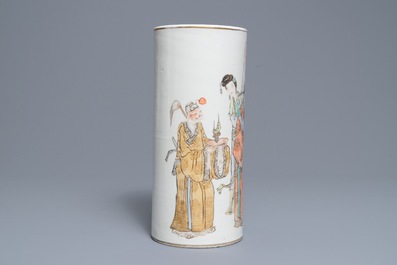 A Chinese qianjiang cai vase and a round hat stand, 19/20th C.