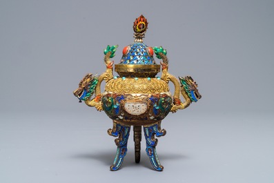Un br&ucirc;le-parfum couvert en argent dor&eacute; et &eacute;maill&eacute;, incrust&eacute; de jade, Chine, R&eacute;publique, 20&egrave;me
