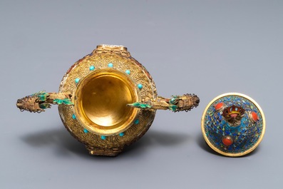 Un br&ucirc;le-parfum couvert en argent dor&eacute; et &eacute;maill&eacute;, incrust&eacute; de jade, Chine, R&eacute;publique, 20&egrave;me