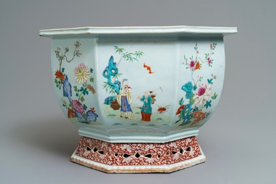 A fine hexagonal Chinese famille rose jardini&egrave;re, Qianlong