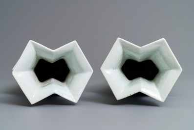 Une paire de vases en porcelaine de Chine bleu et blanc, 19&egrave;me