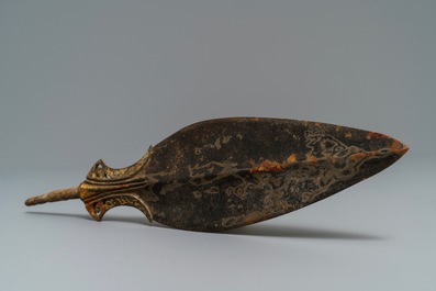 Une pointe de lance en bronze incrust&eacute; d'or et argent, Chine, P&eacute;riode des Royaumes combattants (475-221 av. JC)