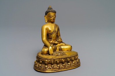 Une figure de Bouddha Vajrasana en bronze dor&eacute;, Tibet, 15/16&egrave;me