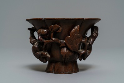 A Chinese carved bamboo libation cup with floral design, 18/19th C.