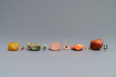 Five Chinese coral, quartz and agate snuff bottles, 19/20th C.
