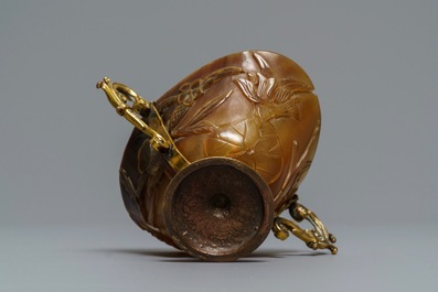 Une coupe libatoire en corne sculpt&eacute;e mont&eacute;e en cuivre dor&eacute;, Chine, 18/19&egrave;me