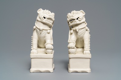 Une paire de grands mod&egrave;les de lions bouddhistes en porcelaine blanc de Chine de Dehua, Kangxi