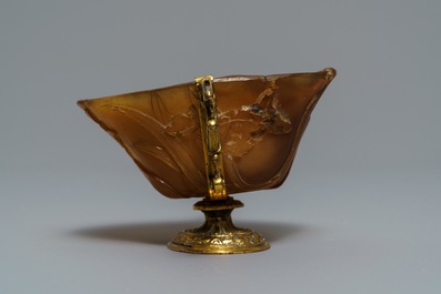 Une coupe libatoire en corne sculpt&eacute;e mont&eacute;e en cuivre dor&eacute;, Chine, 18/19&egrave;me
