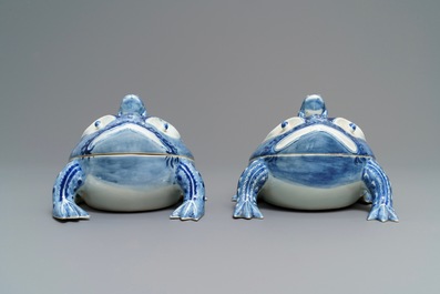 Een paar Chinese blauwwitte terrines in de vorm van kikkers, 20e eeuw