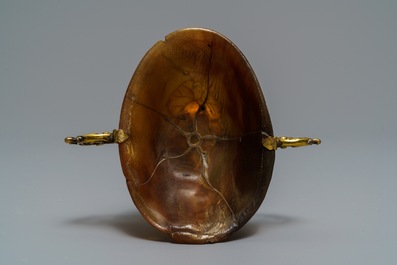 Une coupe libatoire en corne sculpt&eacute;e mont&eacute;e en cuivre dor&eacute;, Chine, 18/19&egrave;me