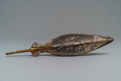 Une pointe de lance en bronze incrust&eacute; d'or et argent, Chine, P&eacute;riode des Royaumes combattants (475-221 av. JC)
