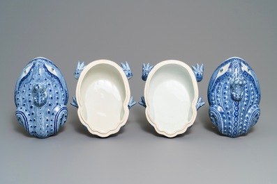 Een paar Chinese blauwwitte terrines in de vorm van kikkers, 20e eeuw