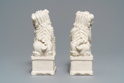 Une paire de grands mod&egrave;les de lions bouddhistes en porcelaine blanc de Chine de Dehua, Kangxi