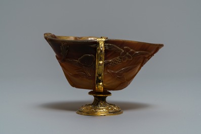 Une coupe libatoire en corne sculpt&eacute;e mont&eacute;e en cuivre dor&eacute;, Chine, 18/19&egrave;me