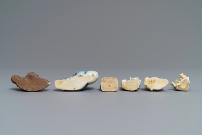 Zes Chinese blauwwitte en celadon biscuit figuren, Qianlong
