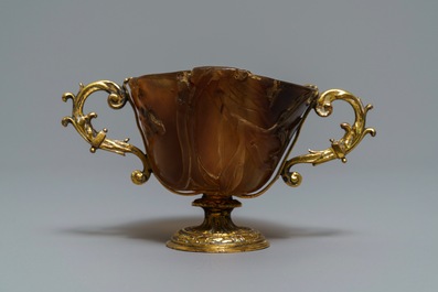 Une coupe libatoire en corne sculpt&eacute;e mont&eacute;e en cuivre dor&eacute;, Chine, 18/19&egrave;me