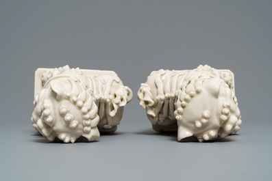 Une paire de grands mod&egrave;les de lions bouddhistes en porcelaine blanc de Chine de Dehua, Kangxi